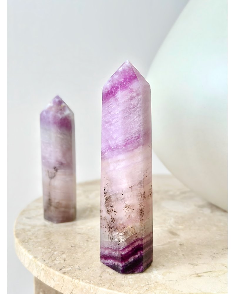 Fluoritový obelisk s dendritem 434g AAA