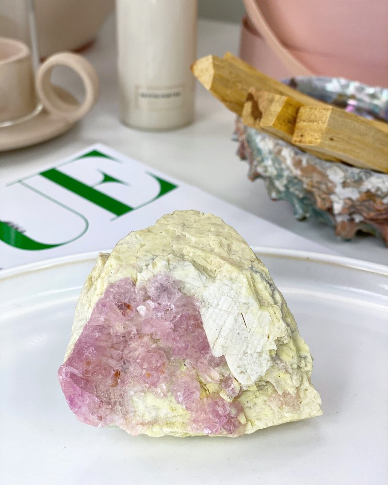 Luxusní růženín vzácný krystalický sbírkový Brazílie 154g