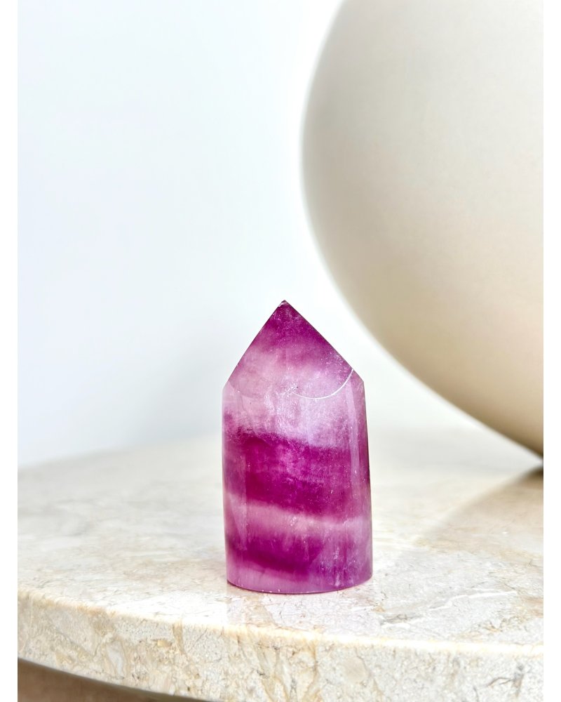 Jemný fialový fluorit hrot obelisk 111g AAA