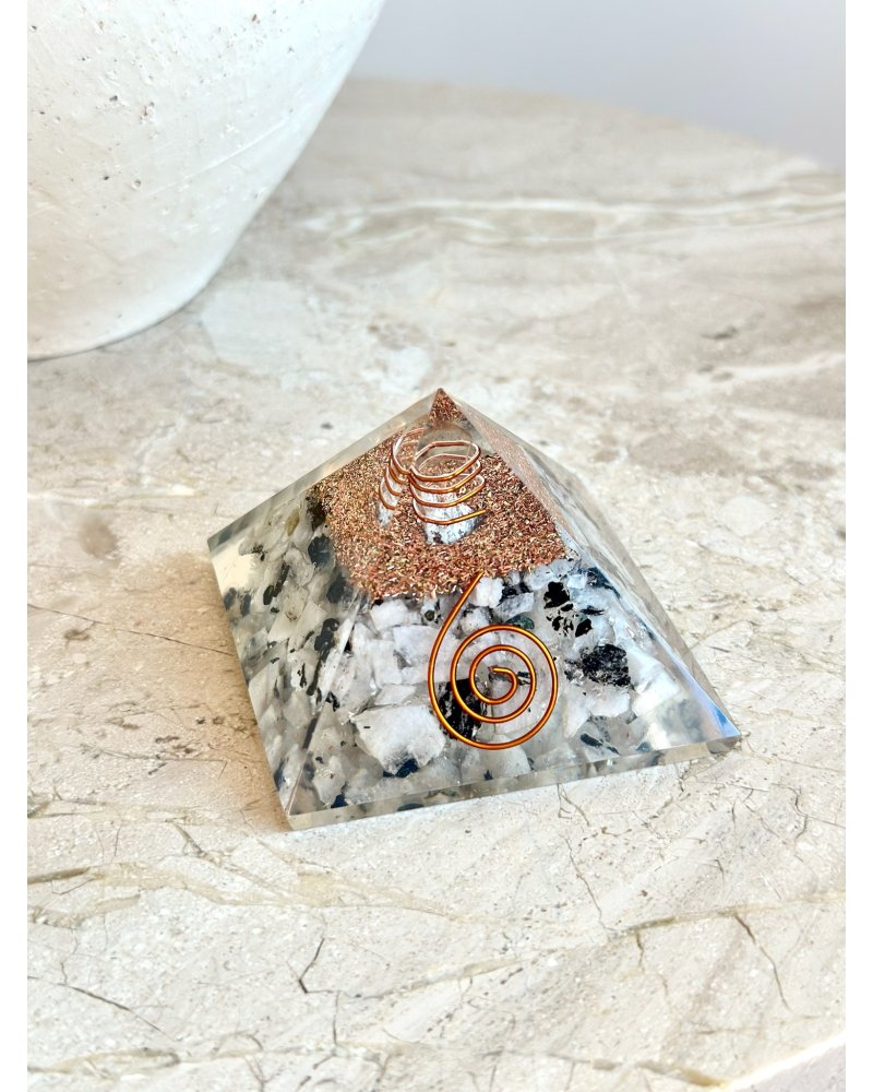 Orgonitová pyramida měsíční kámen 7cm