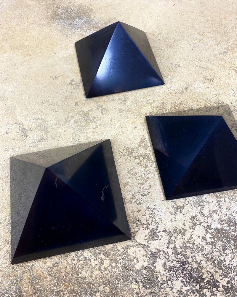 Šungit pyramida maxi 10 cm