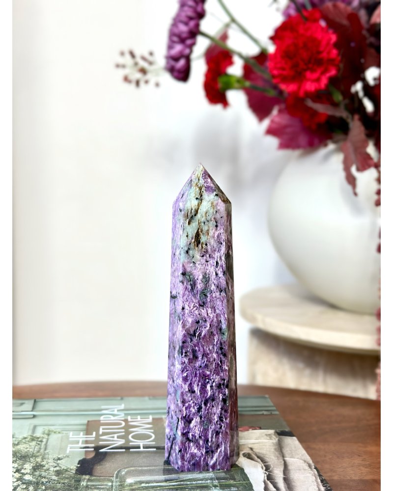 Polodrahokam charoit leštěný obelisk Sibiř 618g AAA