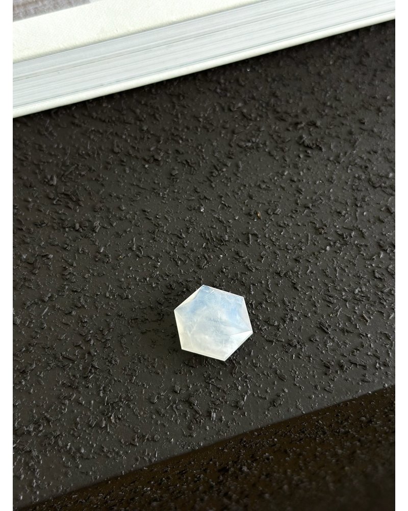 Polodrahokam měsíční kámen s odlesky hexagon 4g
