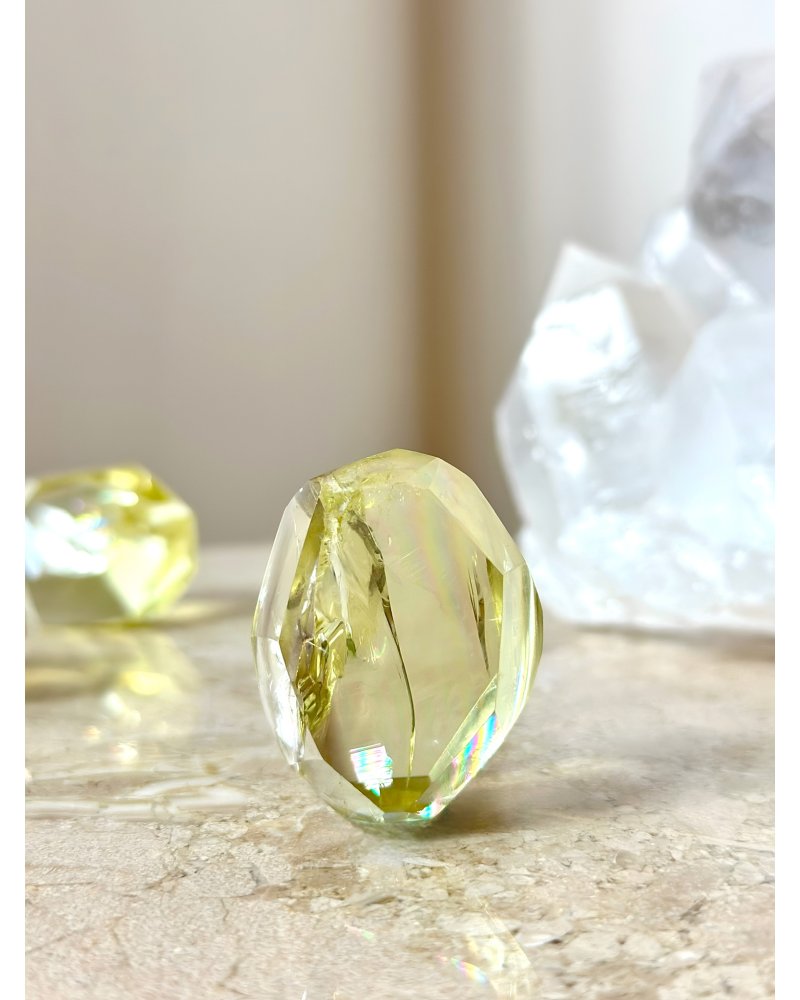 Citrín broušený krystal s duhou Brazílie 38g AAA