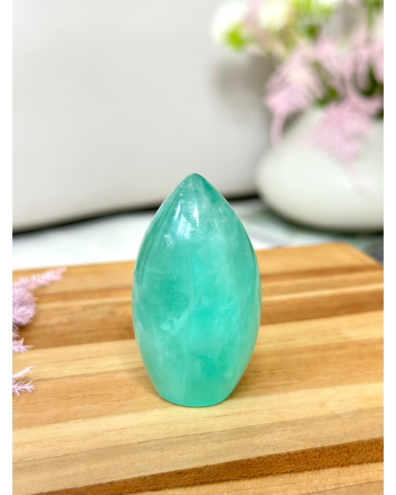 Broušený fluorit leštěný plamen 121g