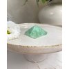 Kamenná pyramida zelený fluorit 5cm 116g