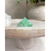 Kamenná pyramida zelený fluorit 5cm 116g