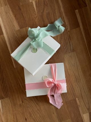 I letos u nás najdete dárkové balíčky plné krystalické energie. A pokud chcete vytvořit dárek sami, máme pro vás elegantní...