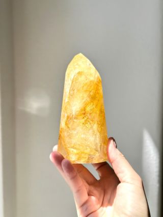 ✨ Zlatý léčitel, krystal sluneční síly a celostního léčení. Jeden z nejvýjimečnějších křišťálů, jehož zlatá záře připomíná...