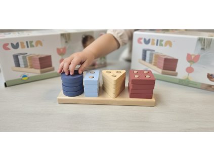 Dřevěný geometrický tvarový sorter Cubika 16 dílků