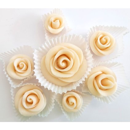 95495 1 jedle kvety modelovane bile ruze 7ks