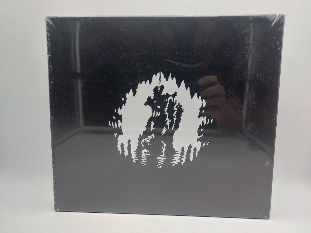 Zatavená černá krabice sběratelské edice Creaks Collector's Box se stříbrným siluetovým motivem