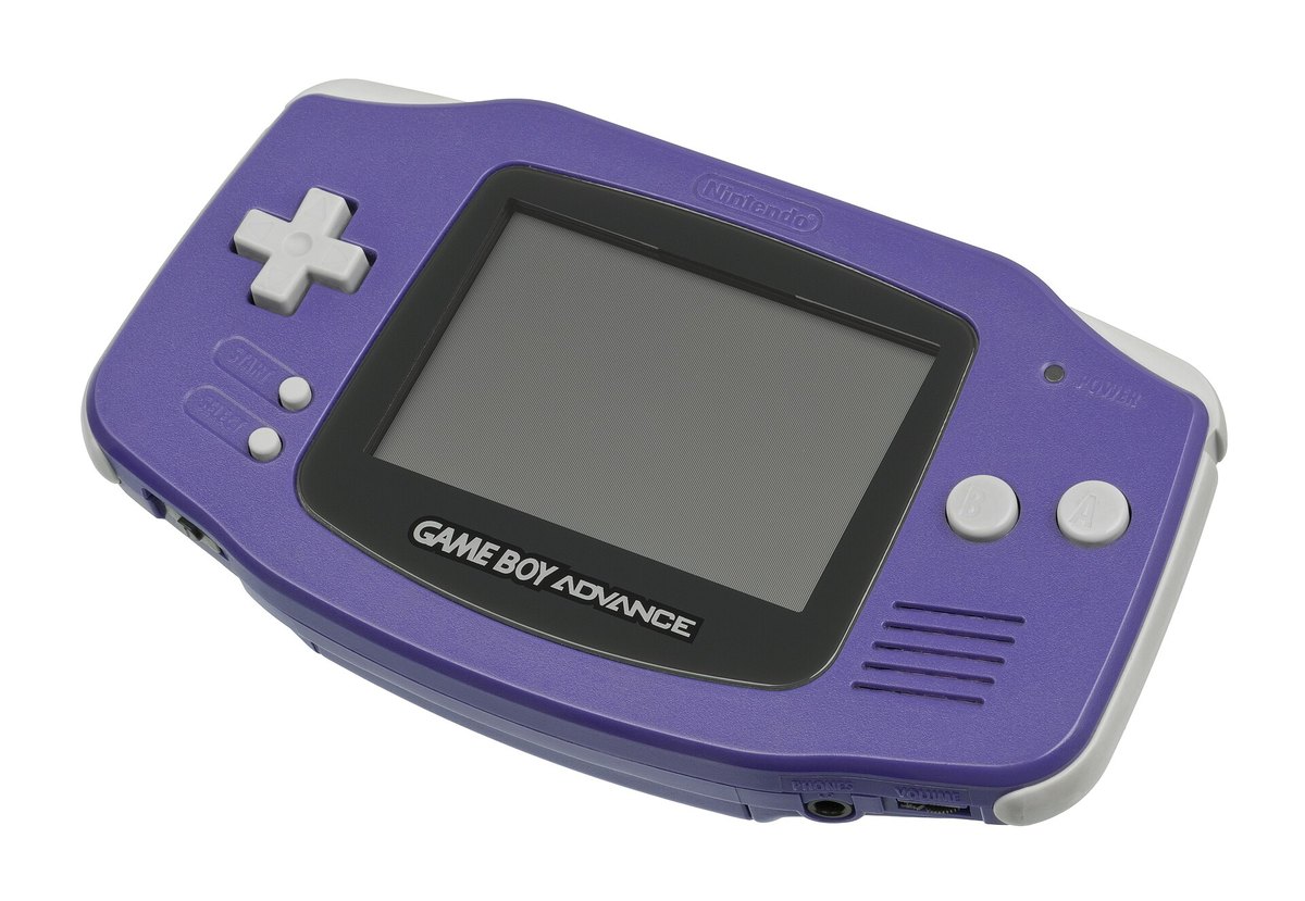 Nintendo Game Boy Advance v barvě Indigo — fialová konzole na šířku s displejem uprostřed, křížovým ovladačem vlevo a tlačítky A a B vpravo