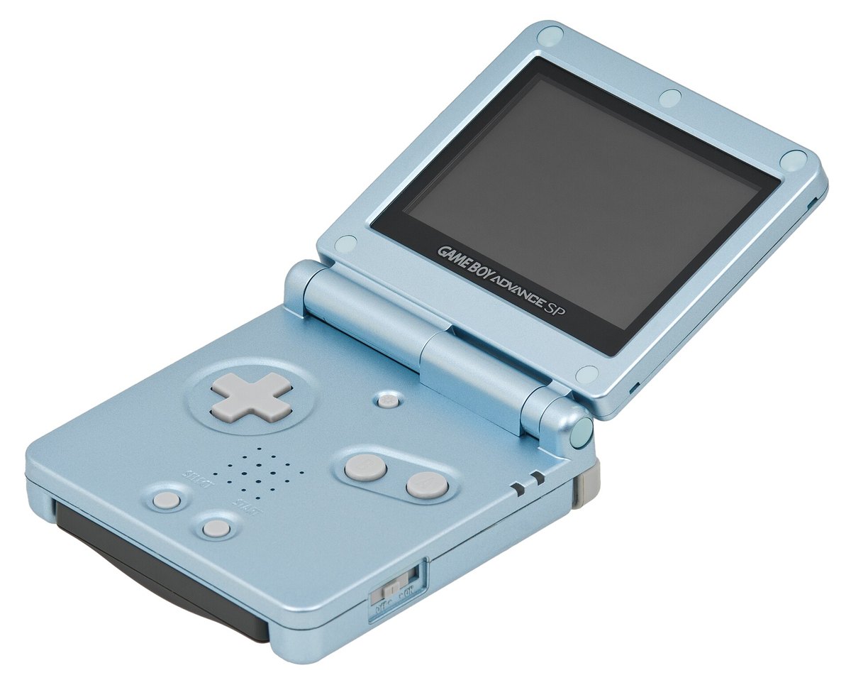 Game Boy Advance SP v perleťově modré barvě, otevřený do pravého úhlu — sklopná konstrukce s displejem v horní polovině a ovládáním ve spodní