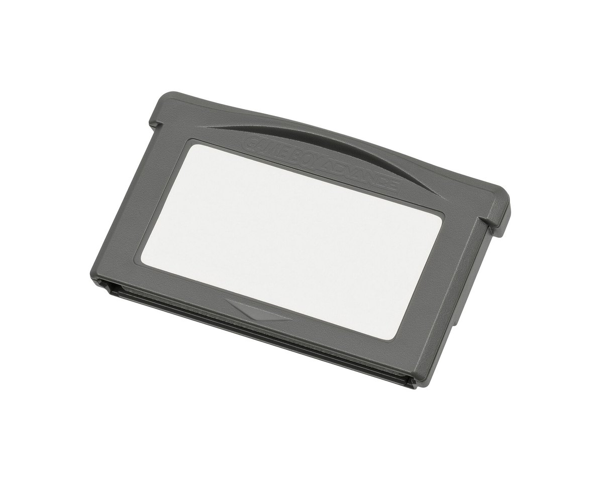 Kazeta pro Game Boy Advance — šedý plastový kartridž, kratší a širší než kazeta původního Game Boye