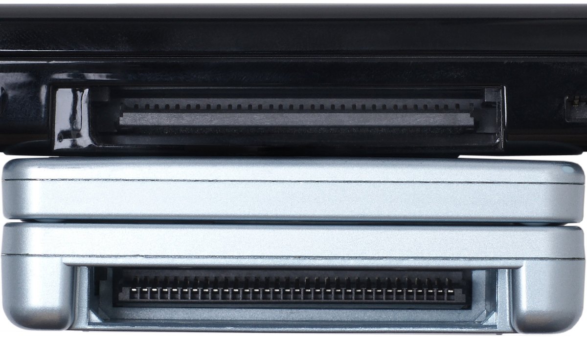 Spodní hrana konzole Nintendo DS se dvěma sloty — širší slot pro kazety Game Boy Advance a užší pro karty Nintendo DS