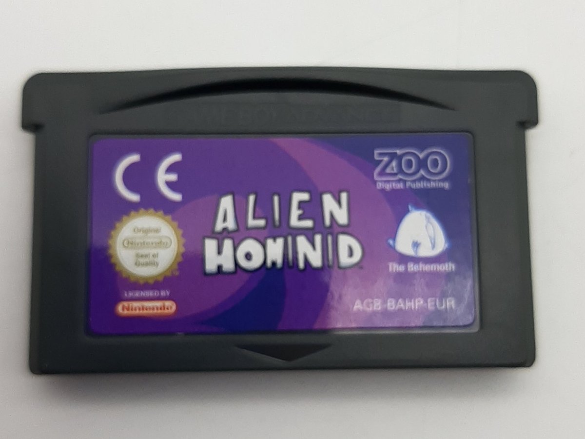 Kazeta Alien Hominid pro Game Boy Advance s fialovým štítkem, logem vydavatele Zoo Digital a kódem AGB-BAHP-EUR