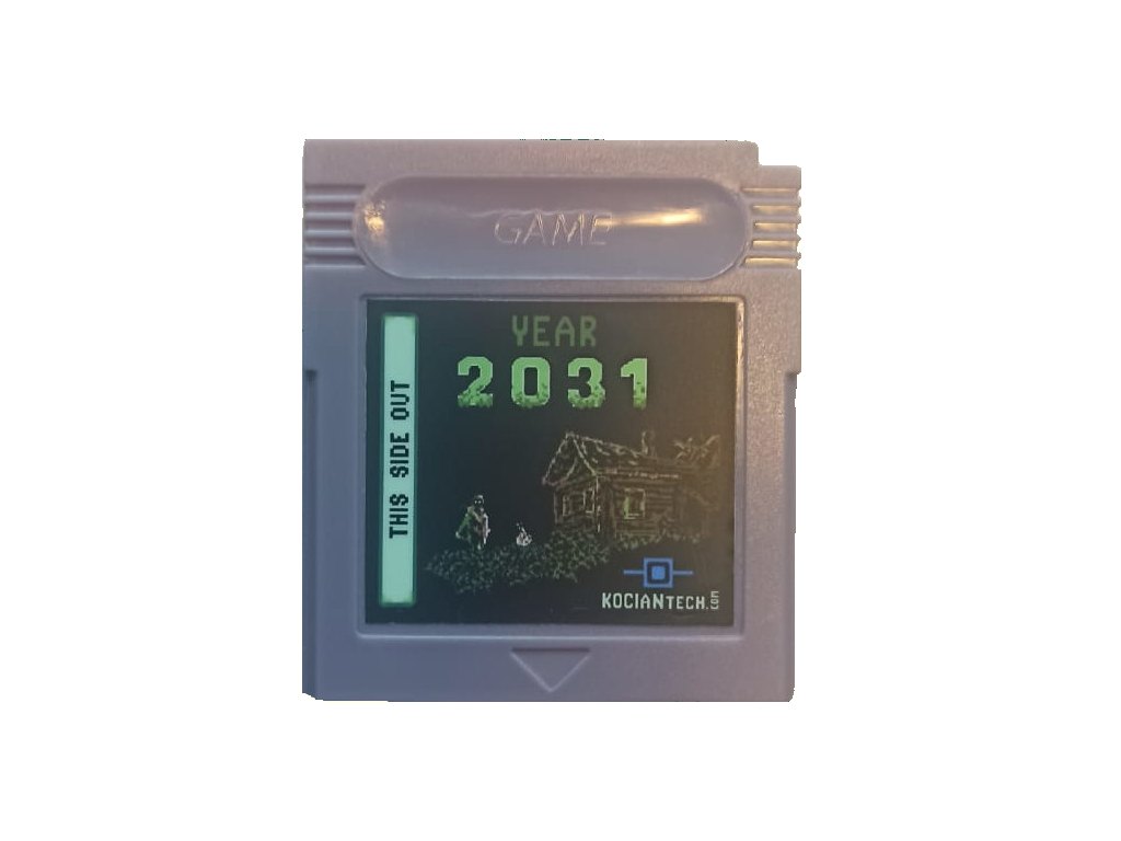Kazeta hry Year 2031 pro Game Boy se štítkem, na kterém je přeživší u ohně před rozpadlou dřevěnou chalupou