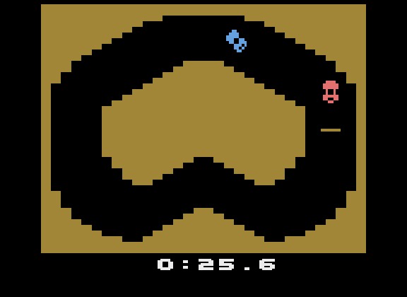 Snímek ze hry Slicks Racing pro Atari 2600 — pohled shora na závodní trať se dvěma vozy