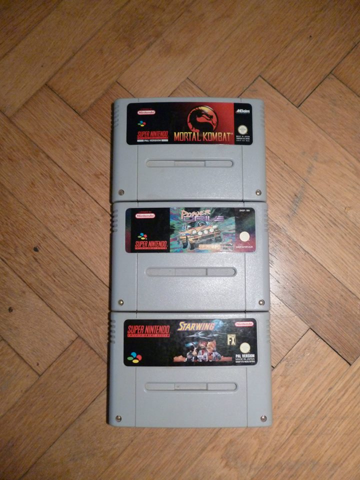 Tři SNES cartridge