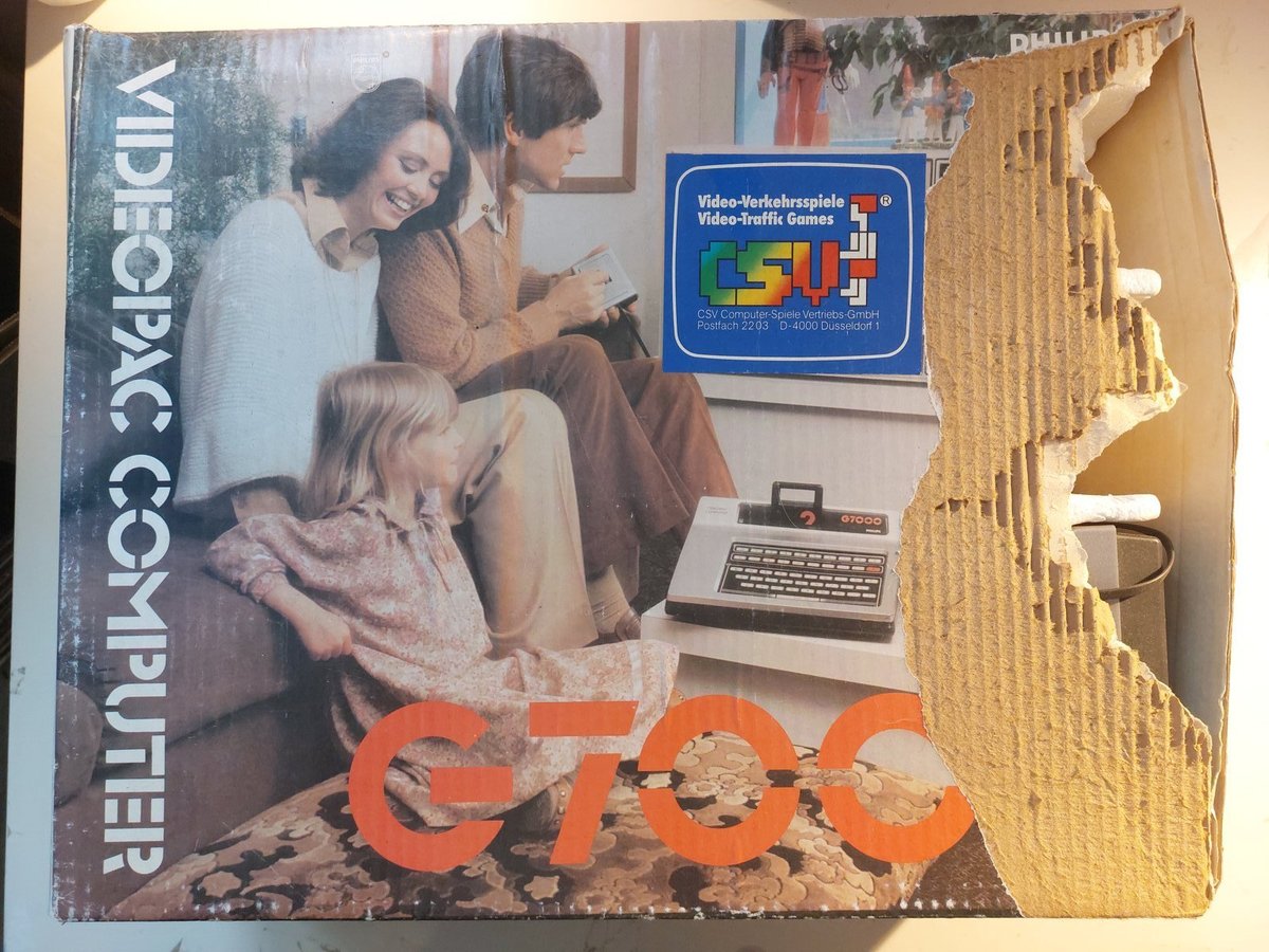 Krabice Philips Videopac G7000 s modrou nálepkou CSV Video-Verkehrsspiele Video-Traffic Games a adresou CSV Computer-Spiele Vertriebs-GmbH Düsseldorf