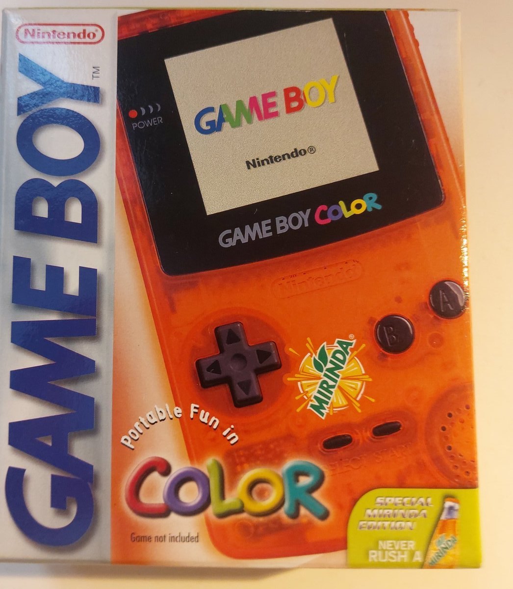 Krabice Game Boy Color s oranžovou průhlednou konzolí s logem Mirinda a zeleným pruhem Special Mirinda Edition