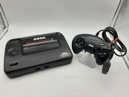 Sega Master System, model 2, s hrou Alex Kidd  a Mega Drive ovladačem (SMS)