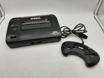 Sega Master System, model 2, s hrou Alex Kidd  a Mega Drive ovladačem (SMS)