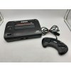Sega Master System, model 2, s hrou Alex Kidd  a Mega Drive ovladačem (SMS)