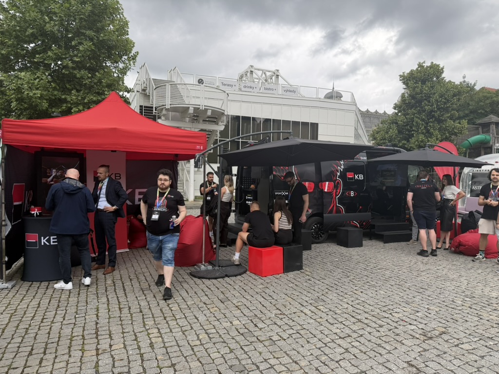 Brandovaný EsportVan a herní zóna KB Bankers na Forbes Festivalu