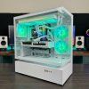 Bílý herní PC GamePC Raiko Pro s Ryzen 5 9600X a Radeon RX 9070 XT v moderním herním setupu