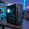 Herní počítač Raiko One s Radeon 780M v moderním herním setupu s RGB osvětlením