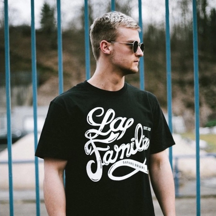 1053 la familia tee blk