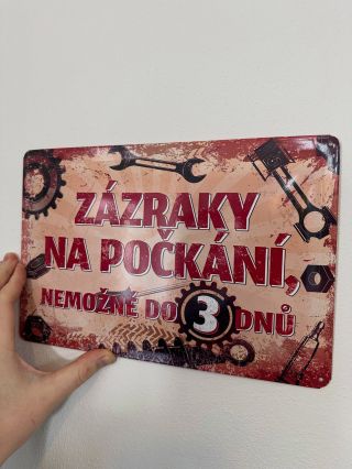 Nová plechová cedule – ZÁZRAKY NA POČKÁNÍ, už brzy v prodeji na Garazovka.cz. Tato cedulka o rozměrech 20x30 cm je vhodná...