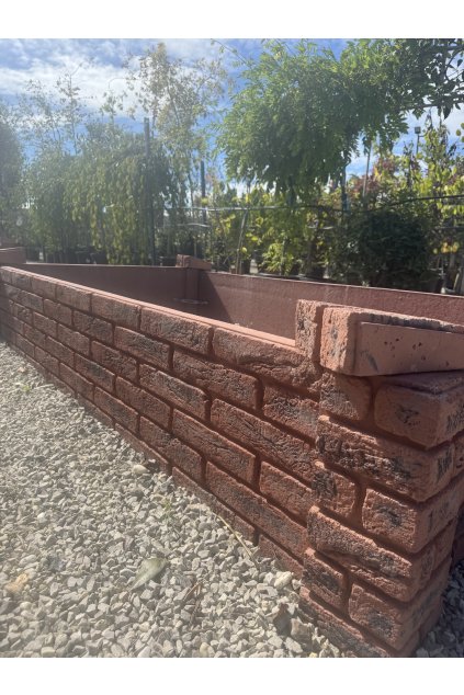 Betonový záhon - tehla, drevo podval