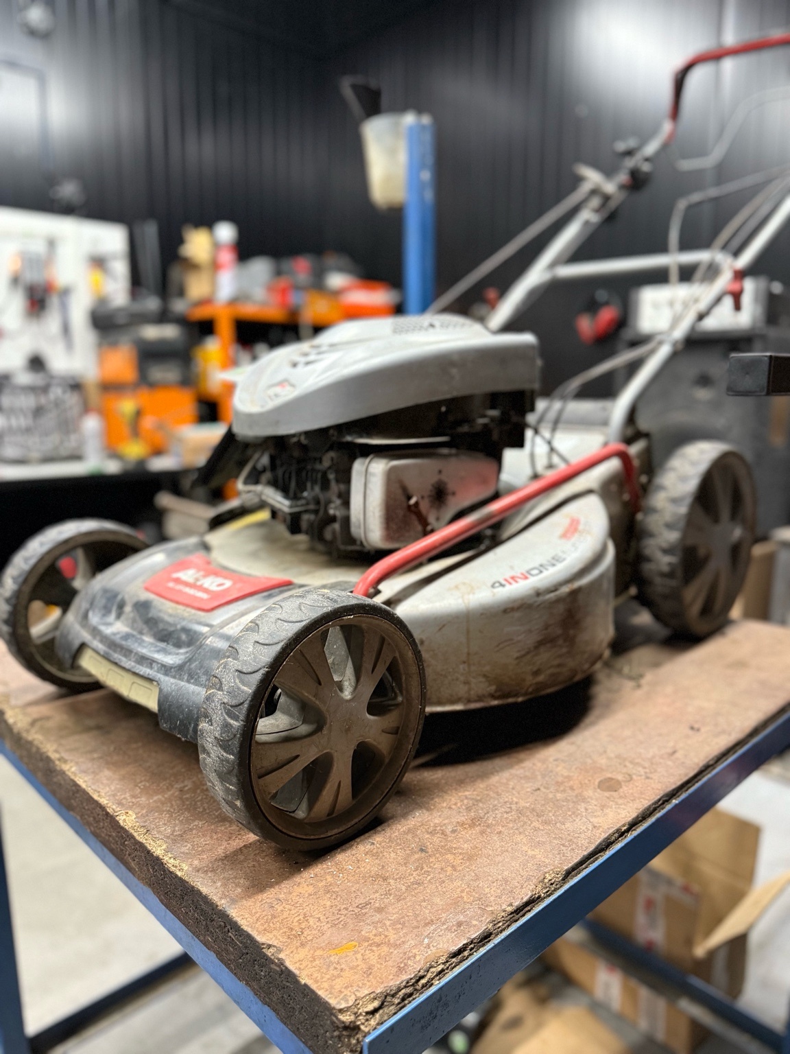 Ako zazimovať kosačku – kompletný návod pre každého (+ checklist)