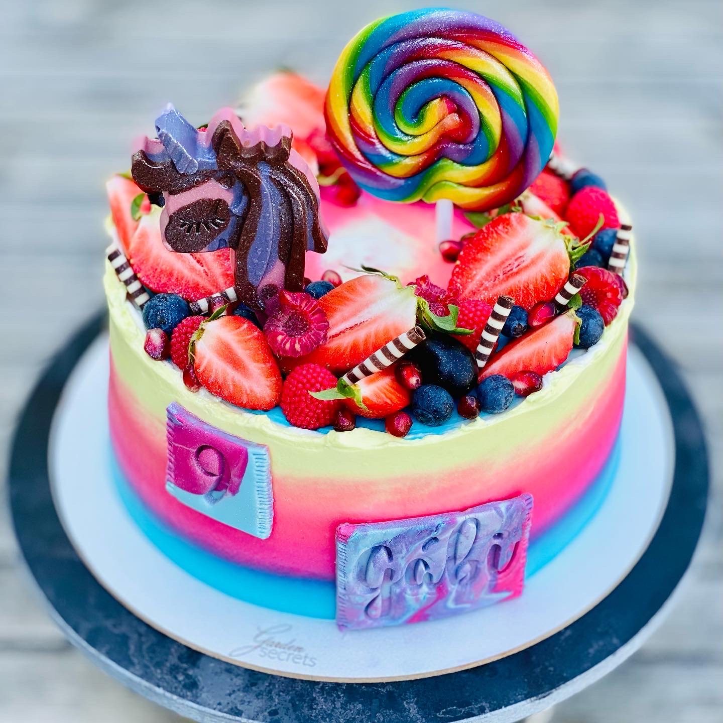 Duhový unicorn dort