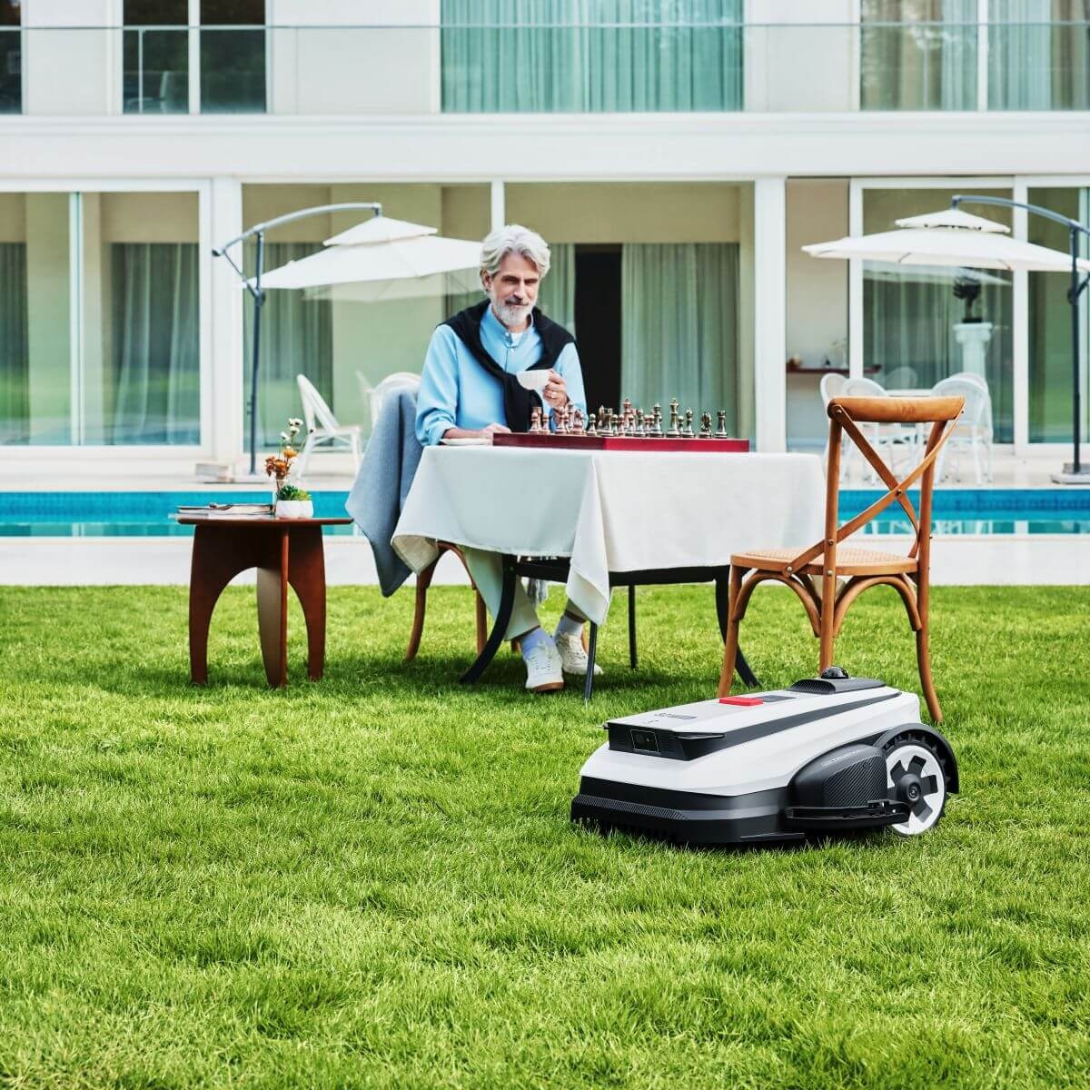Tichá prevádzka ECOVACS GOAT A3000 LiDAR PRO pri oddychu v záhrade
