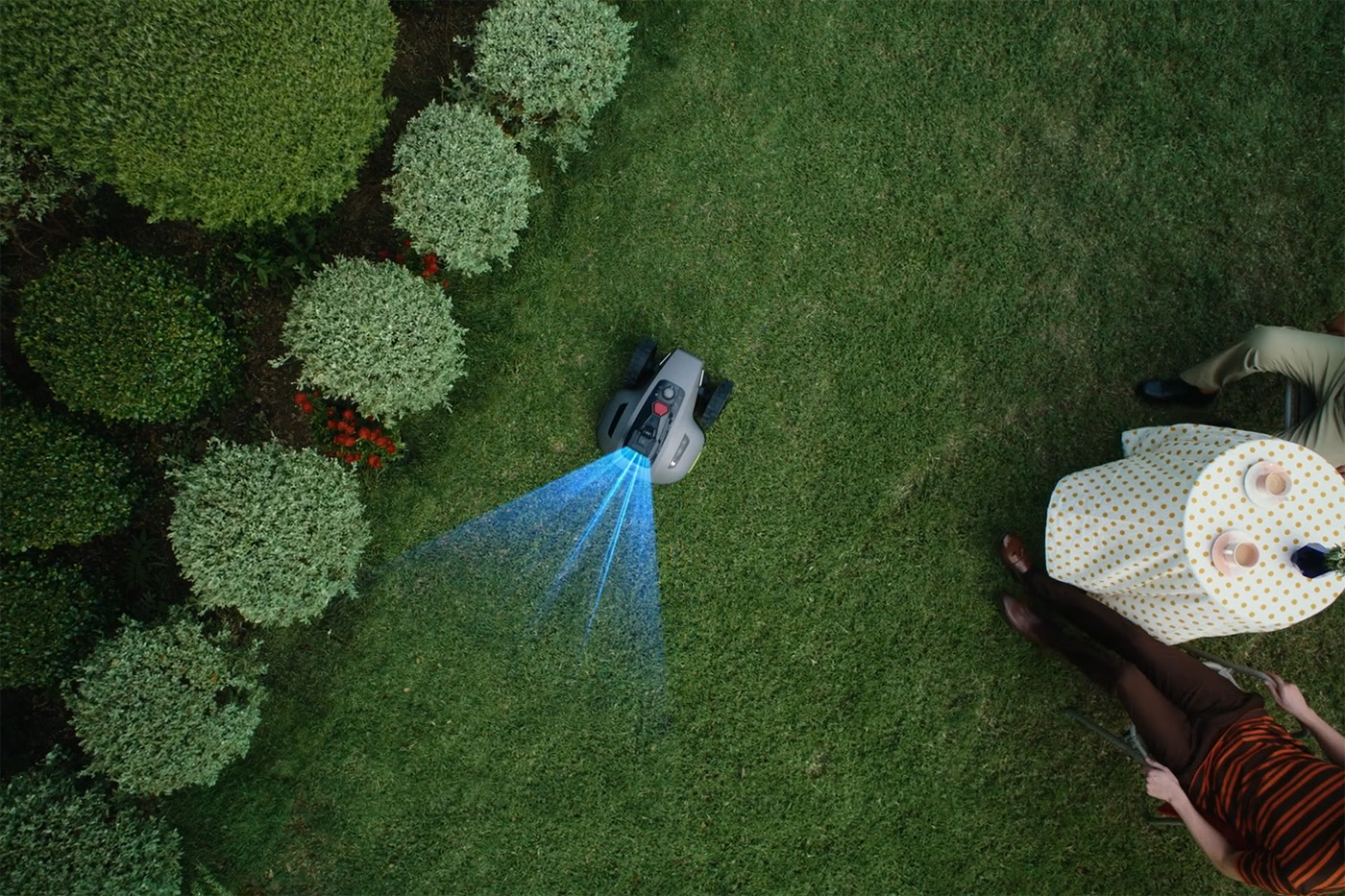 Mammotion YUKA mini 2 800 – robotická kosačka pri kosení trávnika