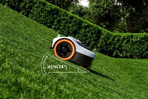 Robotická kosačka Segway Navimow i205E AWD pri kosení trávnika