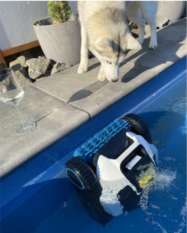 Automatické parkovanie na kraji bazéna robotického bazénového vysávača SPINO E1