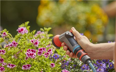 Balkonová sprcha má obzvláště bezpečný úchop díky měkkým plastovým prvkům. Ergonomický spouštěč s integrovaným zámkem a ovládání průtoku vody jednou rukou zaručují velmi příjemnou manipulaci.