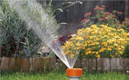 4-plošný zavlažovač Twist Offer řady GARDENA Classic je kompaktní zavlažovač pro zavlažování čtyř různých typů a rozměrů ploch. Kompletní sada obsahuje šroubení pro standardní hadicovou rychlospojku řady GARDENA Standard (č.v. 18213).