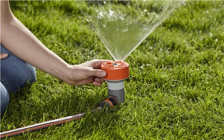 Požadovanou oblast lze snadno zvolit pomocí otočného voliče na zavlažovači - požadovaná oblast je zavlažována rychle a pohodlně.