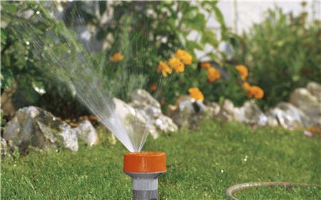 Robustní trn zaručuje bezpečné umístění na trávníku a je ideální pro variabilní, mobilní použití.