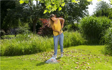 Pružné ocelové hroty lze nastavit od 30 do 50 cm podle toho, zda chcete hrabat jemné nebo hrubé nečistoty.