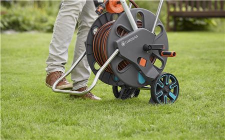 Speciálně tvarovaný rám zaručuje vysokou stabilitu vozíku. Usnadňuje to zavlažování, protože vozík na hadici zůstává na místě dokonce i při odvíjení hadice.