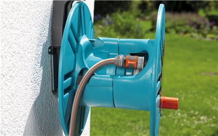 Nástěnná cívka na hadici od společnosti GARDENA je již vybavená kohoutovými přípojkami. Potřebujete už jen hadici a můžete zalévat.