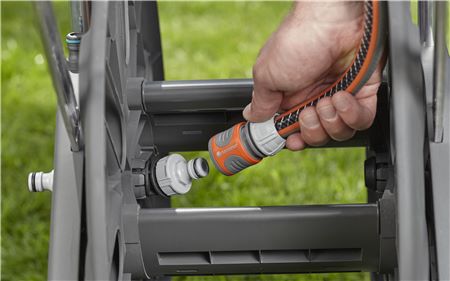 Úhlová přípojka uvnitř bubnu zabraňuje ohnutí hadice. Tím je důsledně zaručen maximální průtok vody.