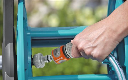 Díky zahnuté hadicové spojce ve vozíku na hadici se hadice nezauzluje a voda jí vždy volně protéká.